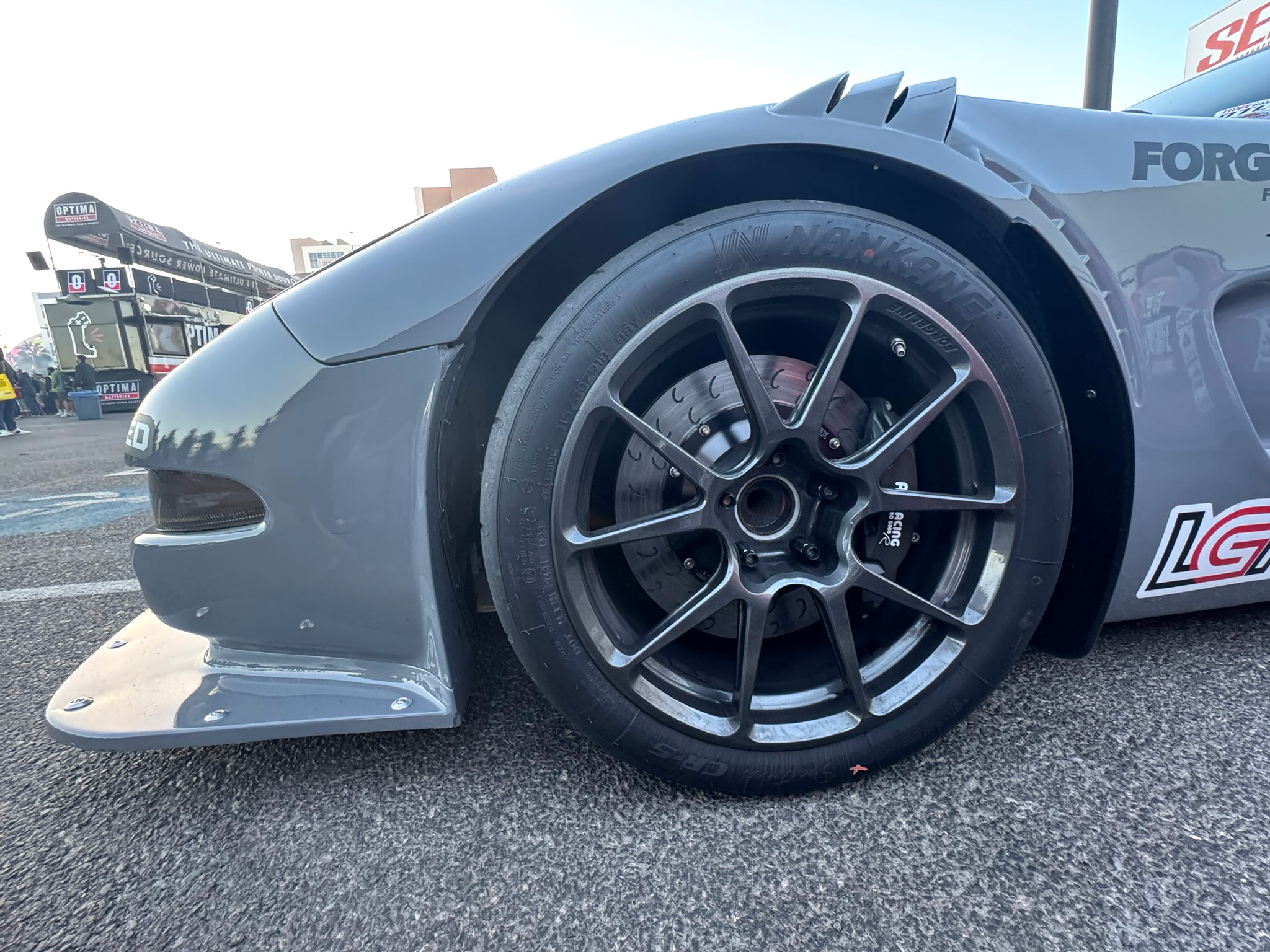 optima_after_dark_speed_gray_c5_front_wheel.jpg